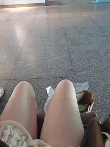 丝袜候车厅若隐若现