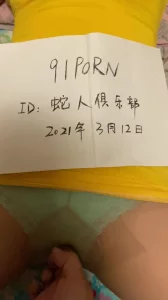 美少妇老公在隔壁打麻将，吓得鸡巴都软了